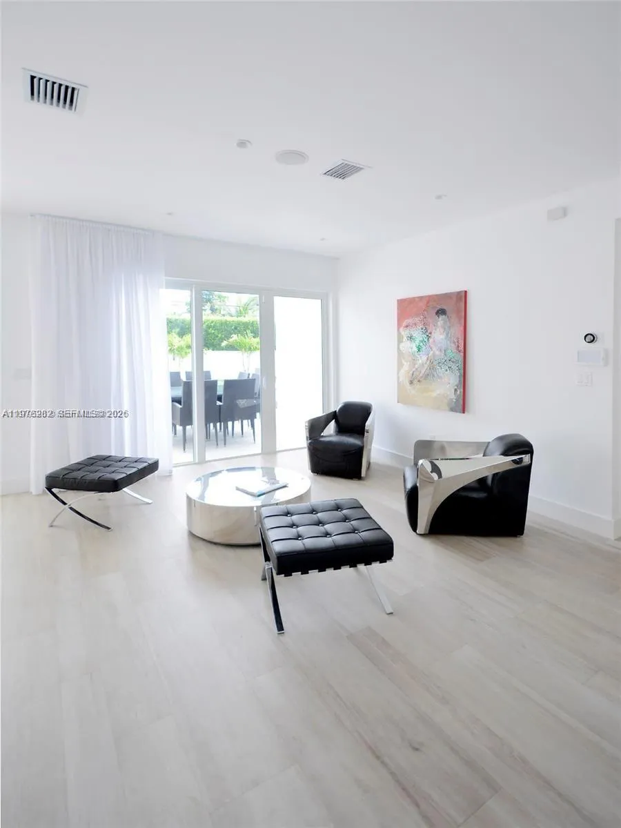 880 Venetian Dr Miami Beach, FL 33139