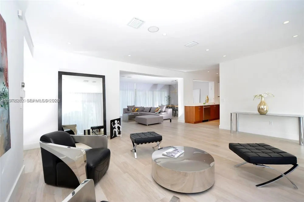 880 Venetian Dr Miami Beach, FL 33139