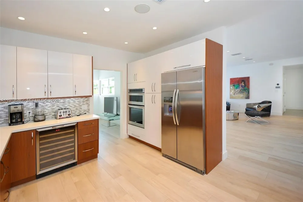 880 Venetian Dr Miami Beach, FL 33139