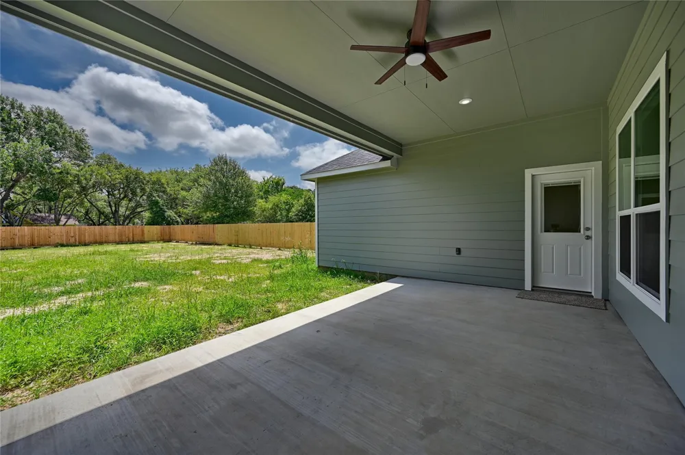 185 Oak Cluster Drive Columbus, TX 78934