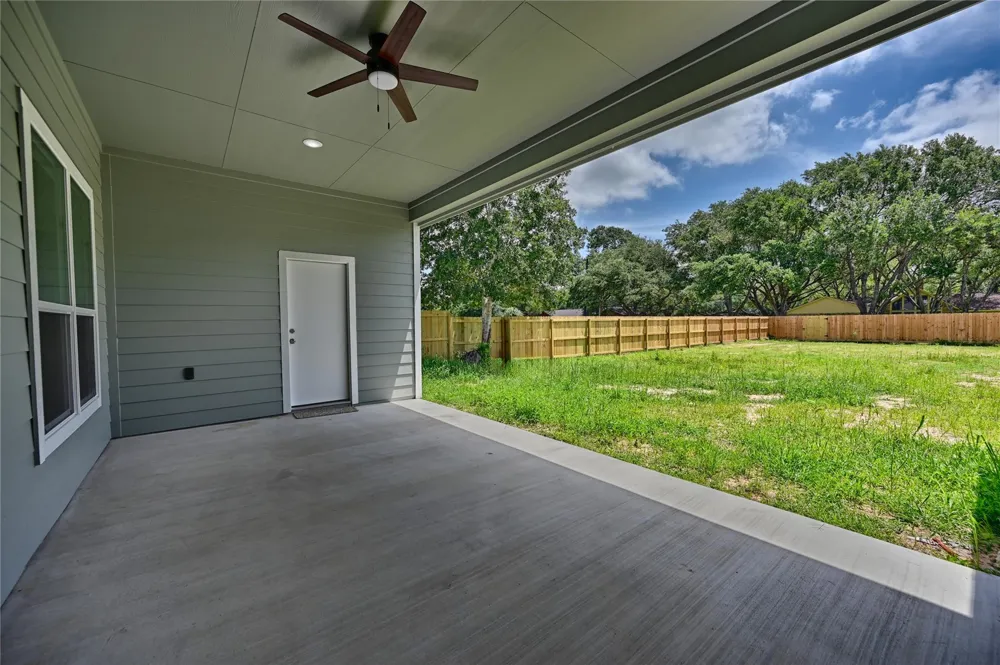 185 Oak Cluster Drive Columbus, TX 78934