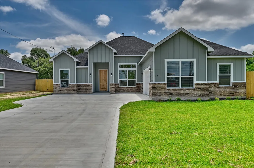 185 Oak Cluster Drive Columbus, TX 78934