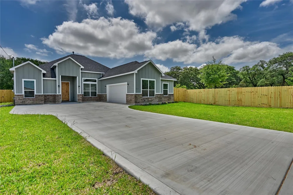185 Oak Cluster Drive Columbus, TX 78934