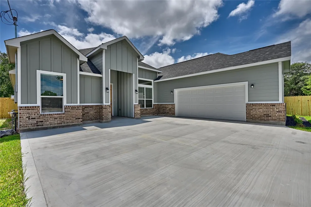 185 Oak Cluster Drive Columbus, TX 78934
