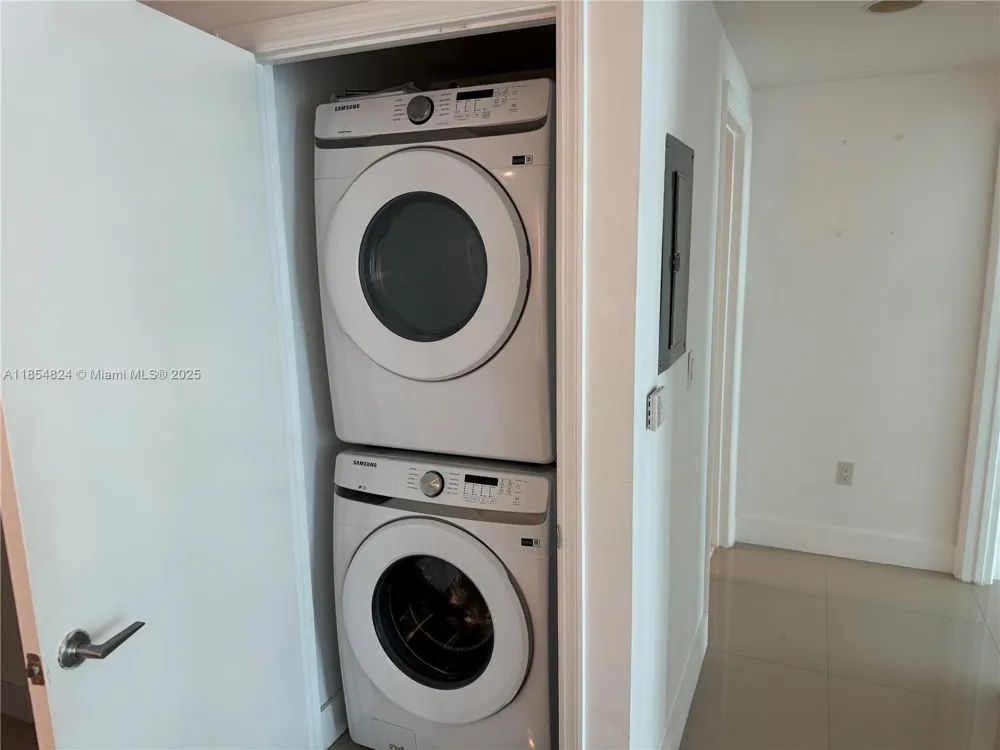500 Brickell Ave #1204 Miami, FL 33131