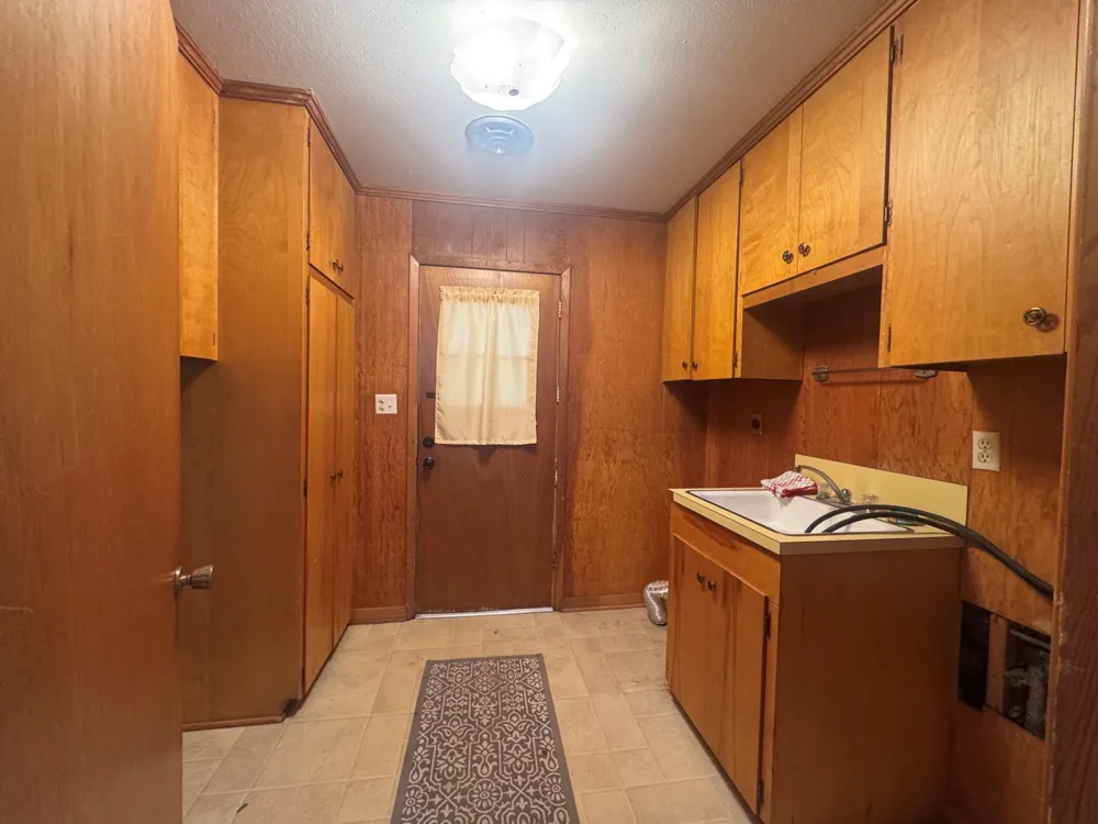 307 S Market Street Louise, TX 77455