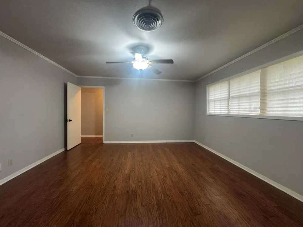 307 S Market Street Louise, TX 77455