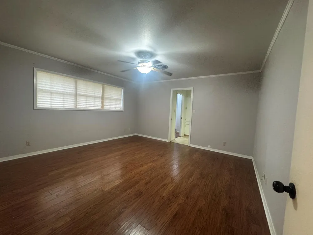 307 S Market Street Louise, TX 77455