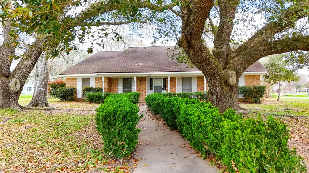 307 S Market Street Louise, TX 77455