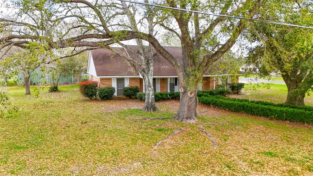 307 S Market Street Louise, TX 77455