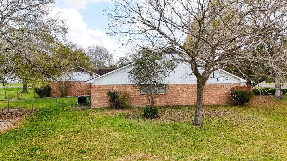 307 S Market Street Louise, TX 77455