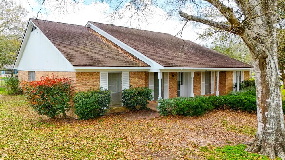 307 S Market Street Louise, TX 77455