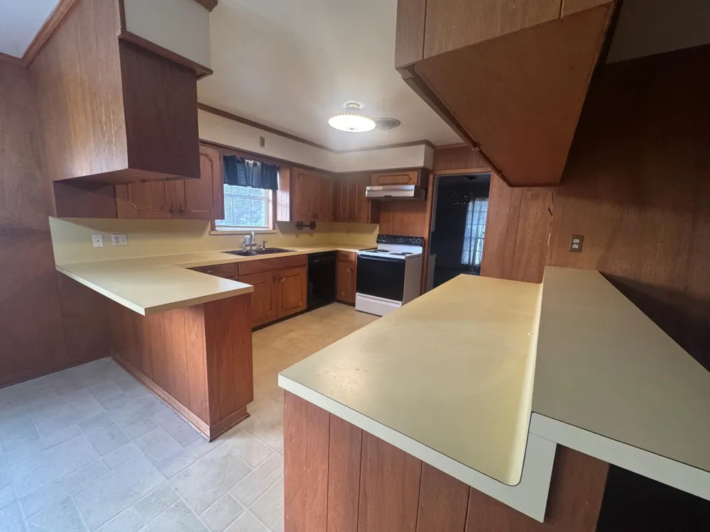307 S Market Street Louise, TX 77455