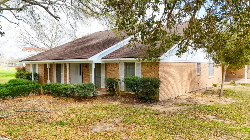 307 S Market Street Louise, TX 77455