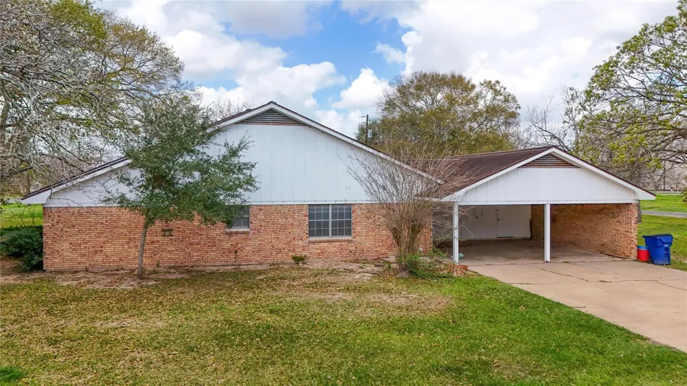 307 S Market Street Louise, TX 77455