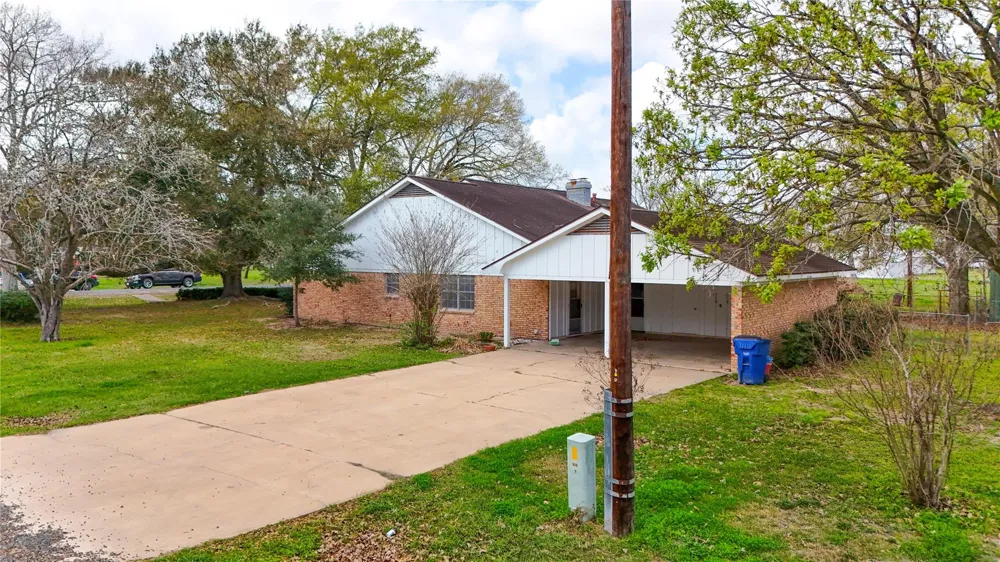307 S Market Street Louise, TX 77455