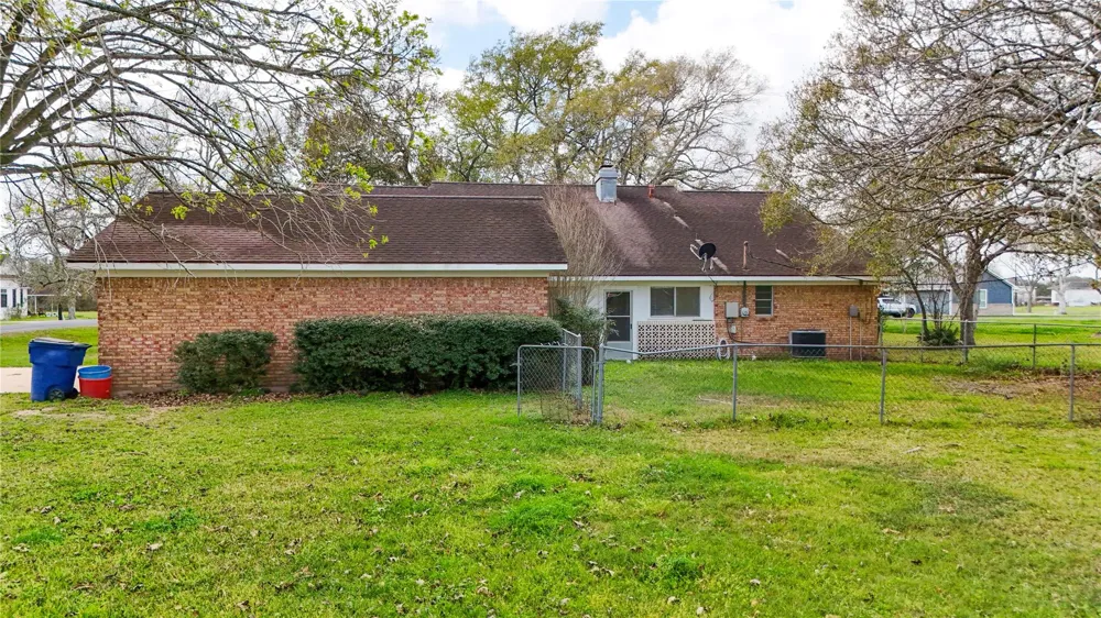 307 S Market Street Louise, TX 77455