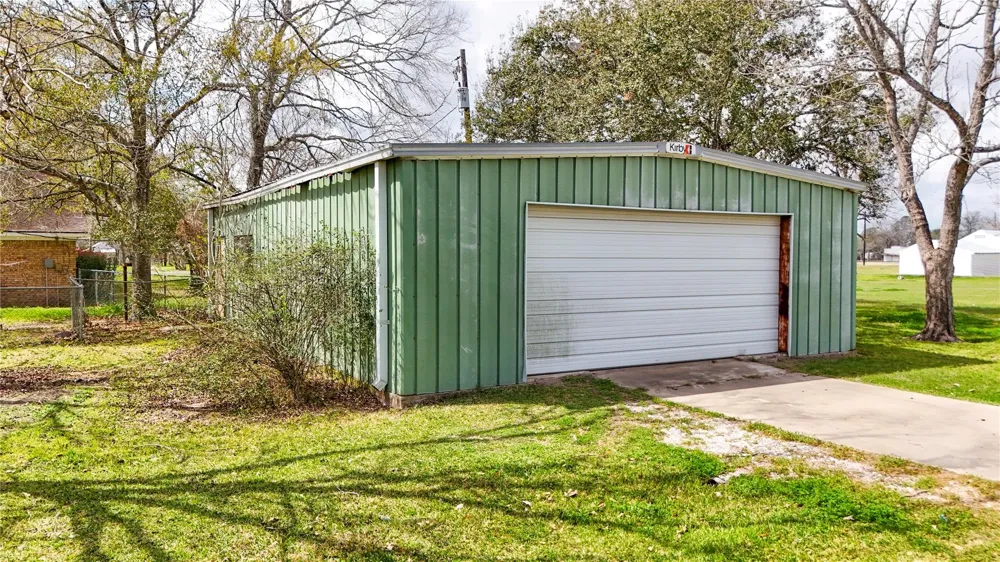 307 S Market Street Louise, TX 77455