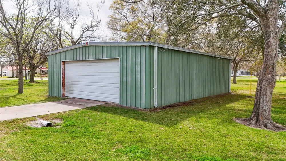 307 S Market Street Louise, TX 77455