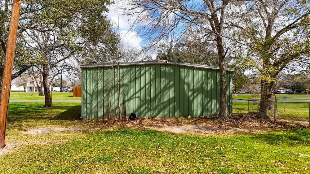 307 S Market Street Louise, TX 77455