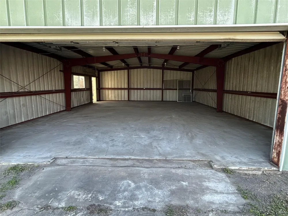 307 S Market Street Louise, TX 77455