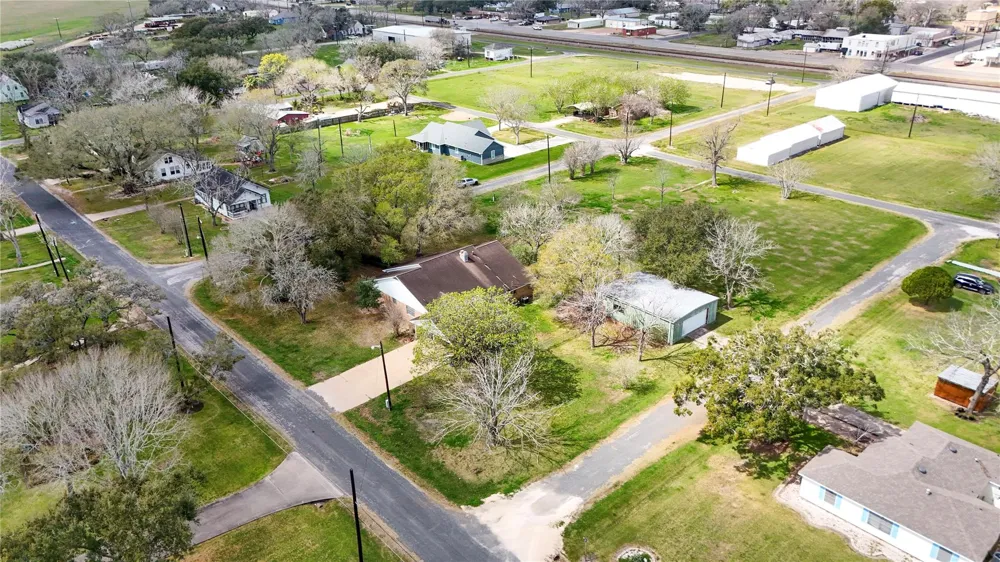 307 S Market Street Louise, TX 77455