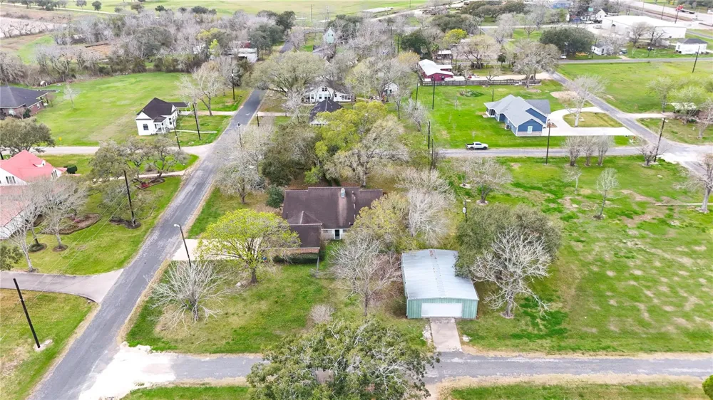 307 S Market Street Louise, TX 77455