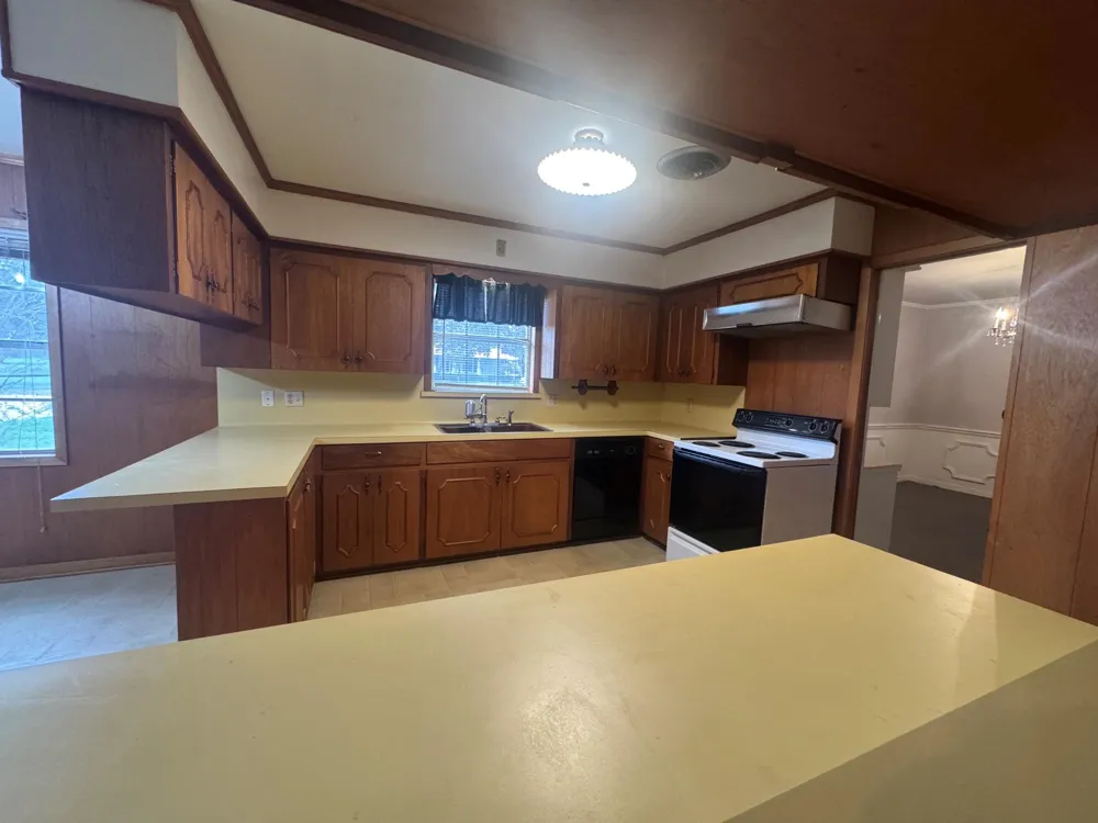307 S Market Street Louise, TX 77455