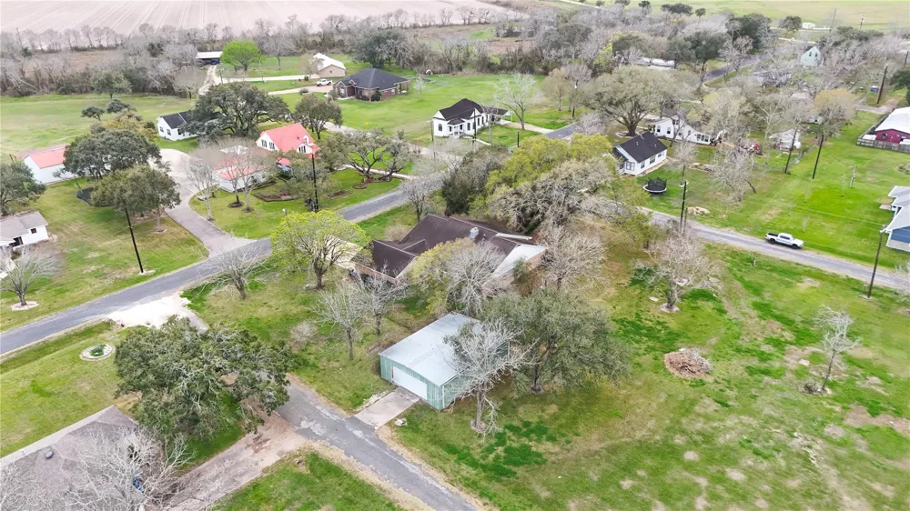 307 S Market Street Louise, TX 77455