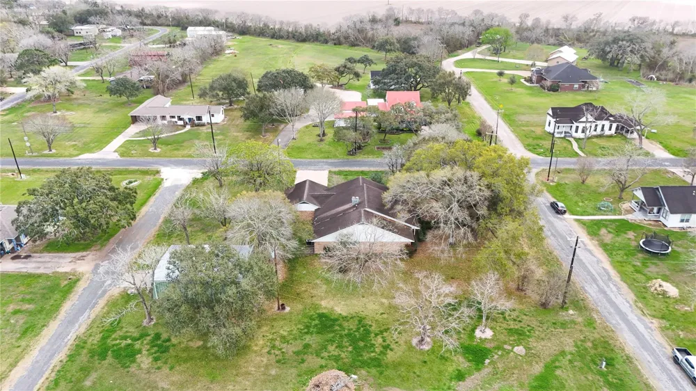 307 S Market Street Louise, TX 77455