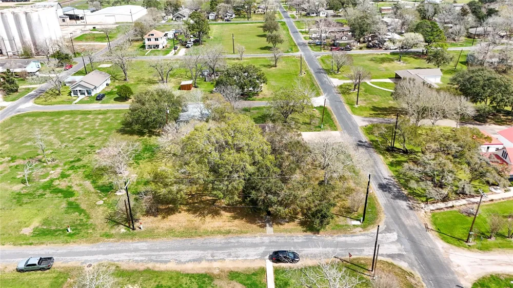 307 S Market Street Louise, TX 77455