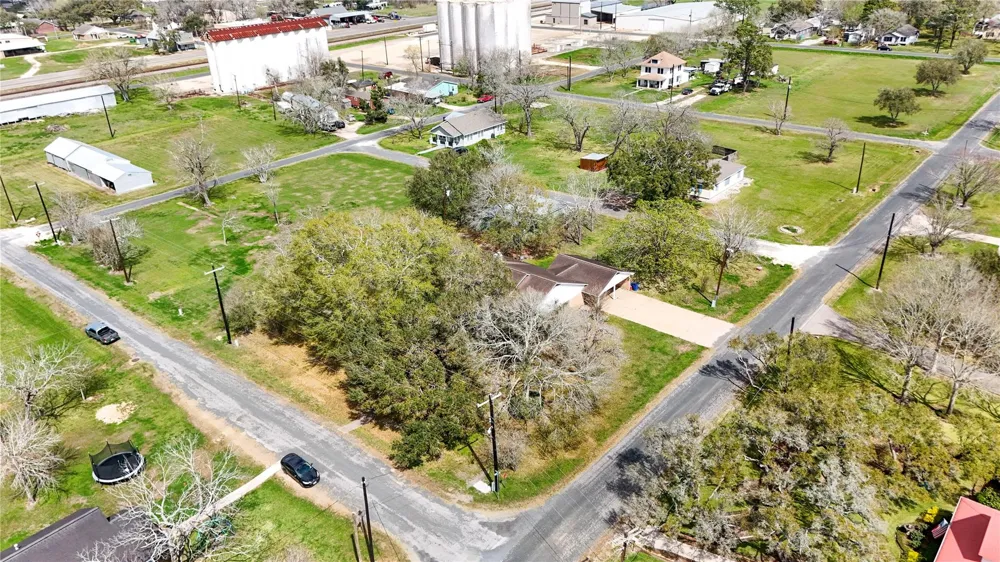 307 S Market Street Louise, TX 77455