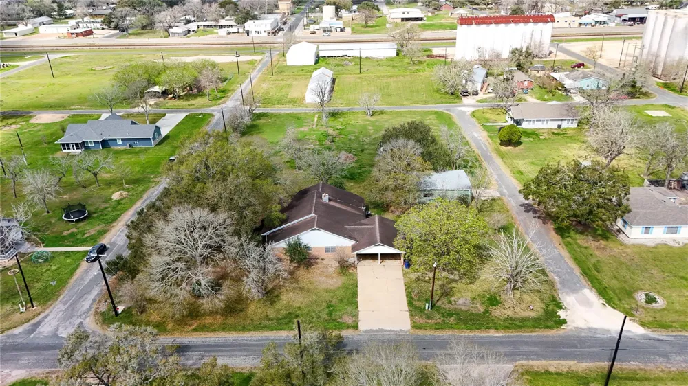 307 S Market Street Louise, TX 77455