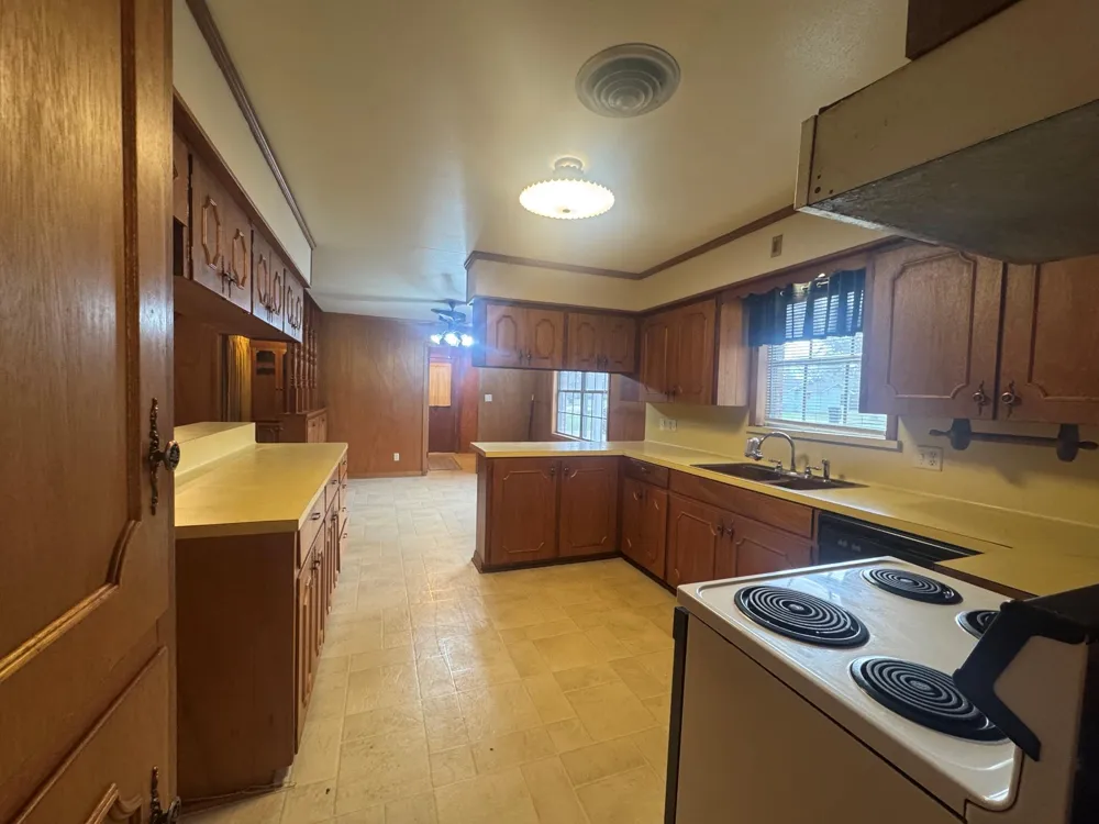 307 S Market Street Louise, TX 77455