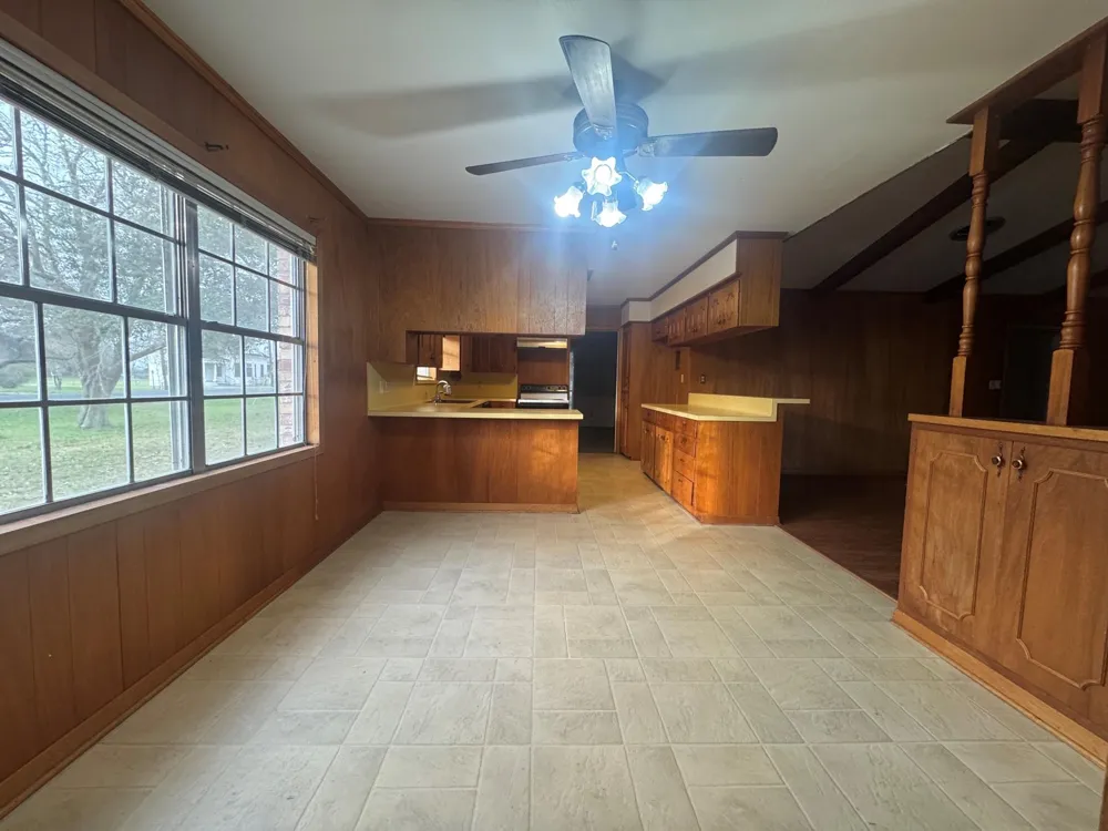 307 S Market Street Louise, TX 77455