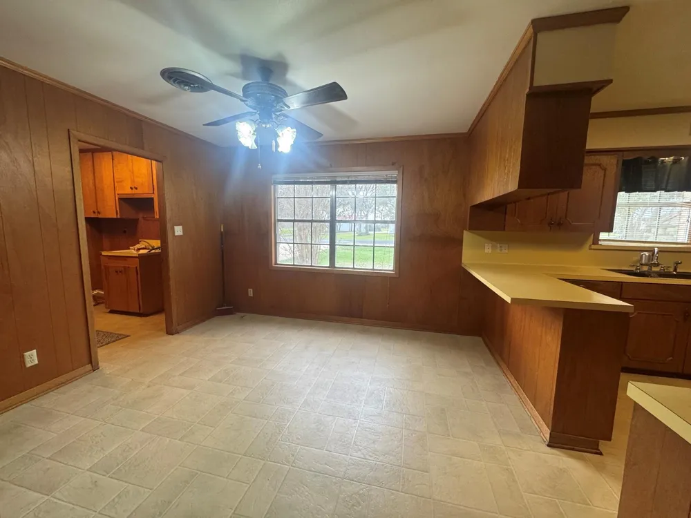 307 S Market Street Louise, TX 77455