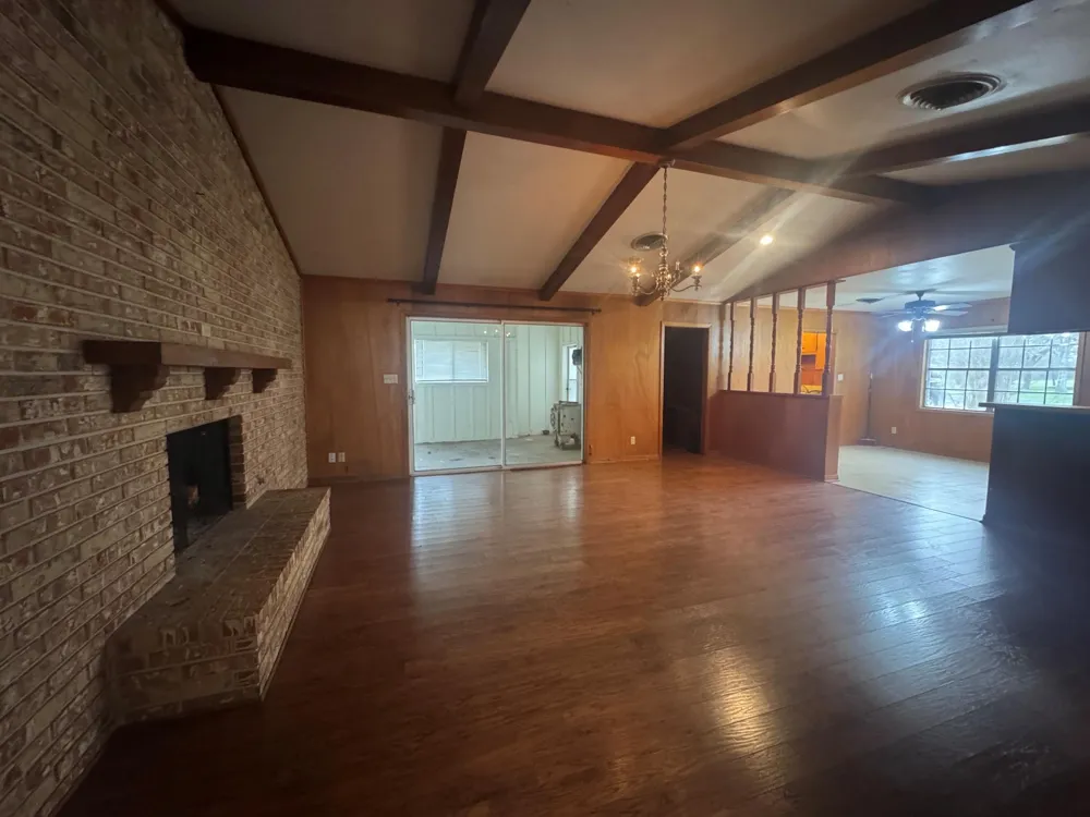 307 S Market Street Louise, TX 77455