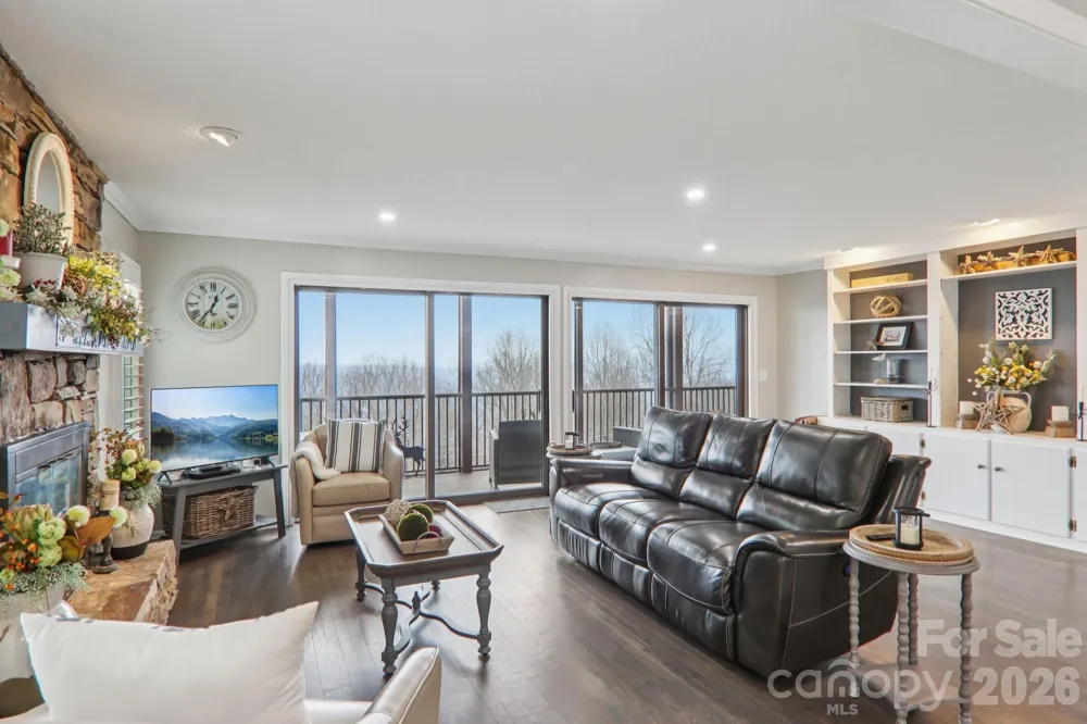 1601 Fleetwood Plaza Hendersonville, NC 28739