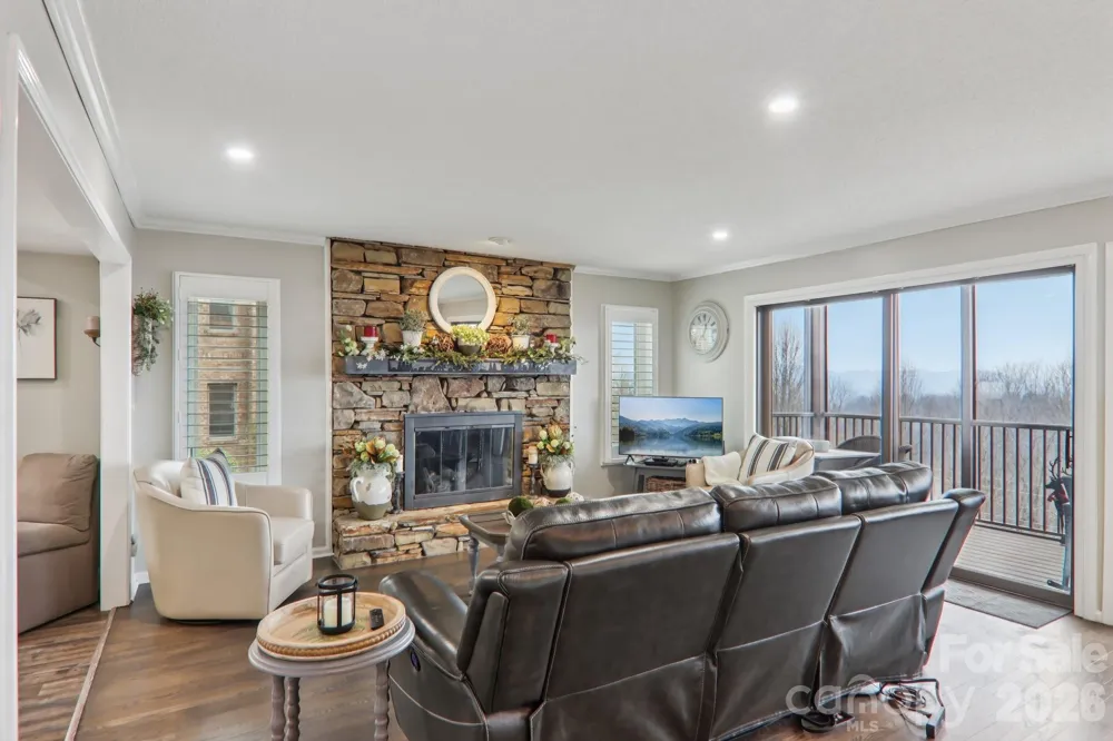 1601 Fleetwood Plaza Hendersonville, NC 28739