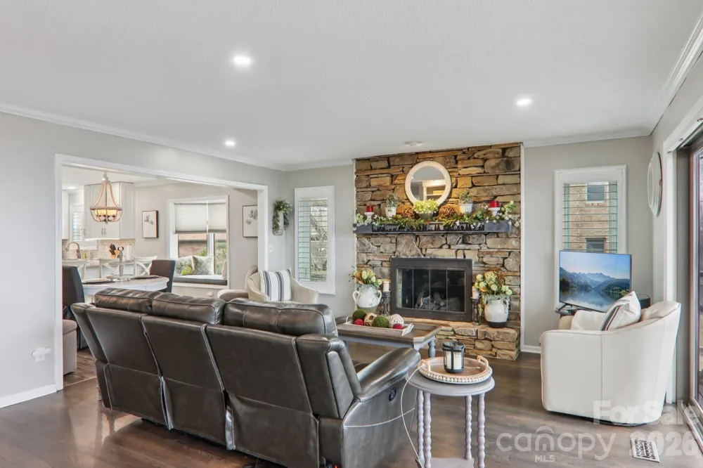 1601 Fleetwood Plaza Hendersonville, NC 28739
