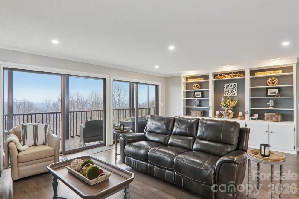 1601 Fleetwood Plaza Hendersonville, NC 28739