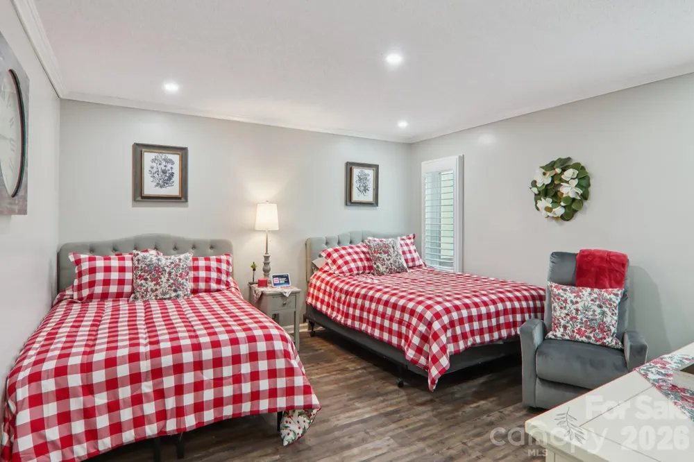 1601 Fleetwood Plaza Hendersonville, NC 28739
