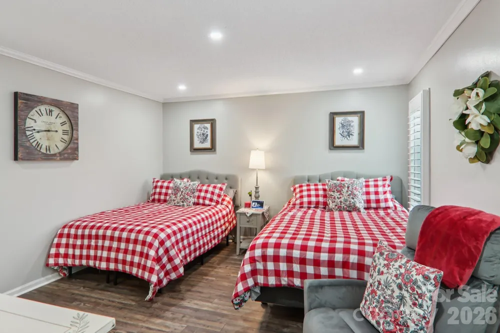 1601 Fleetwood Plaza Hendersonville, NC 28739