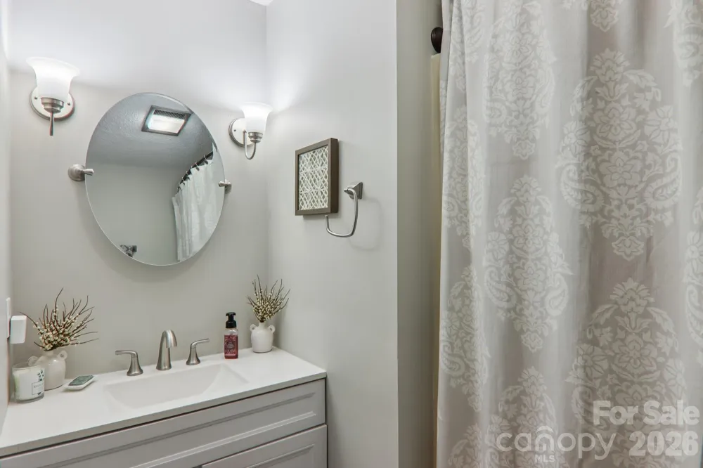 1601 Fleetwood Plaza Hendersonville, NC 28739