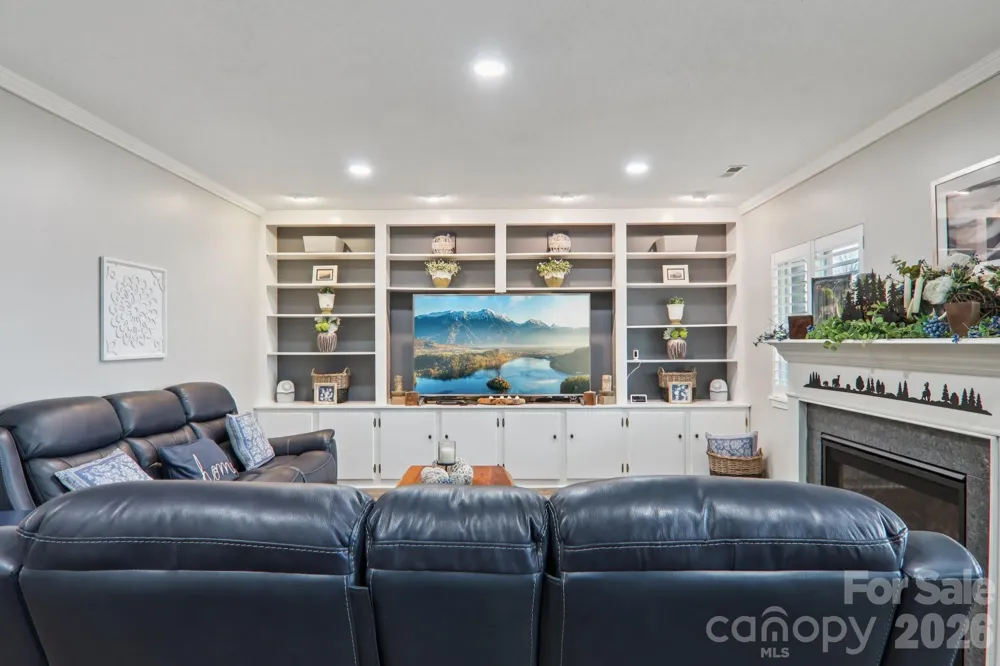 1601 Fleetwood Plaza Hendersonville, NC 28739