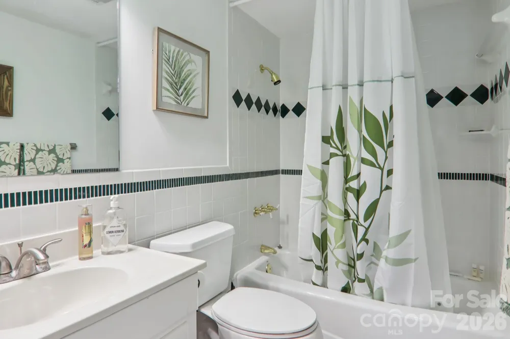 1601 Fleetwood Plaza Hendersonville, NC 28739