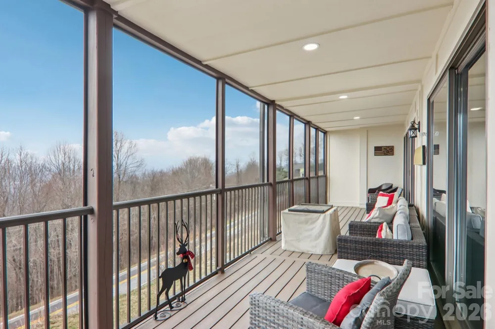 1601 Fleetwood Plaza Hendersonville, NC 28739