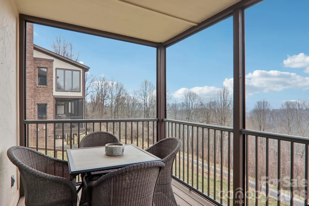 1601 Fleetwood Plaza Hendersonville, NC 28739