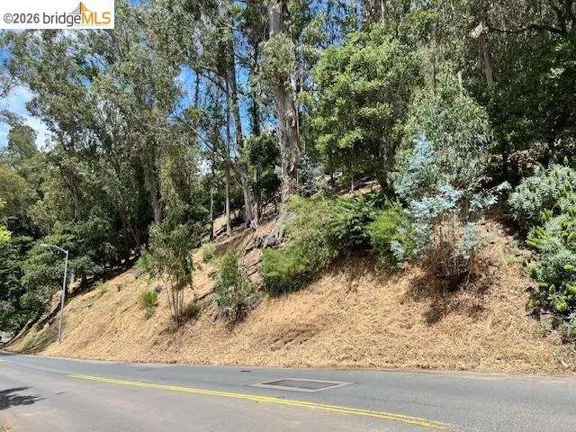 5847 Ascot Dr Oakland, CA 94611