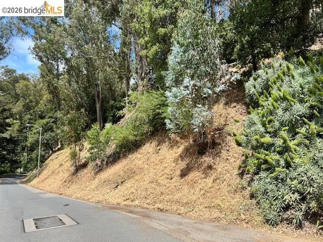 5847 Ascot Dr Oakland, CA 94611